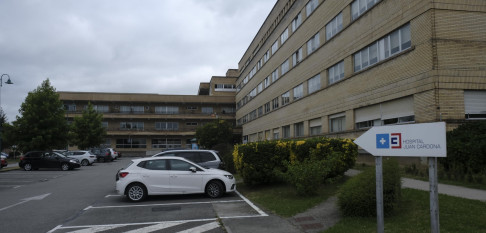 Impacta en Ferrol con su vehículo contra una fachada y acude al hospital por su propio pie
