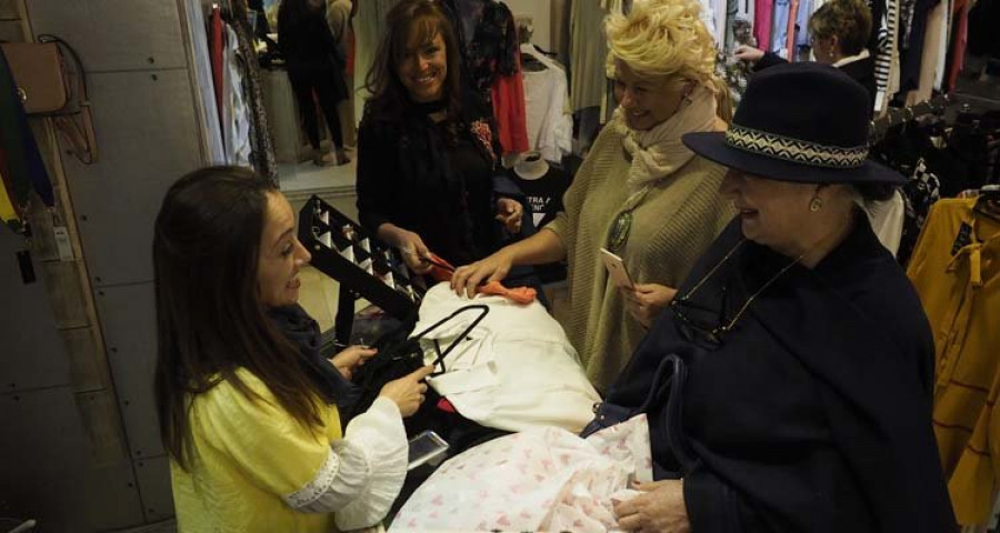 Cientos de personas llenan las calles y los comercios del centro en otra edición de 
la Fashion Night