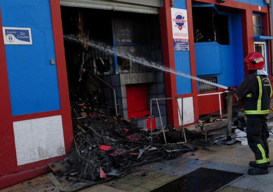 Un doble incendio en una pizzería calcina todo un edificio en el centro