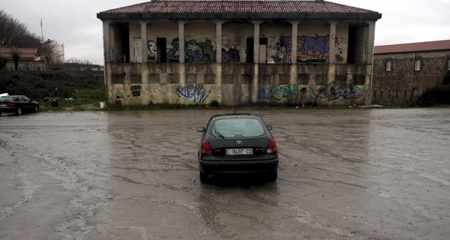 Los coches “esquivan” el Sánchez Aguilera, convertido en barrizal