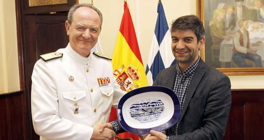 El almirante jefe del Arsenal se reúne con el alcalde Jorge Suárez en su ronda de despedidas