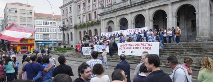 Alrededor de 500 participantes en la concentración en defensa del Ateneo