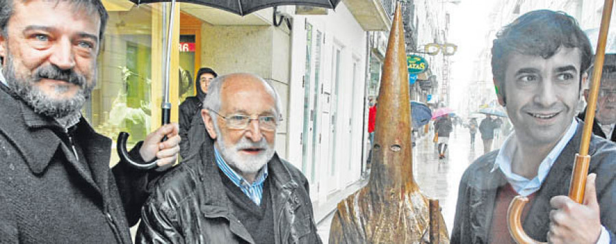 Una escultura de Rubio Gascón rinde homenaje en la calle Real a los cofrades