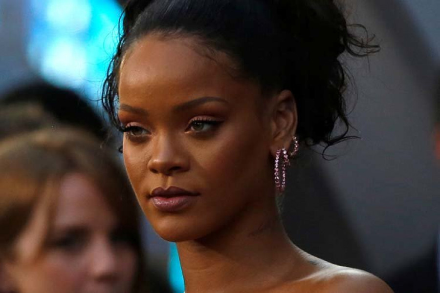 Rihanna y Cara Delevingne sorprenden en un estreno