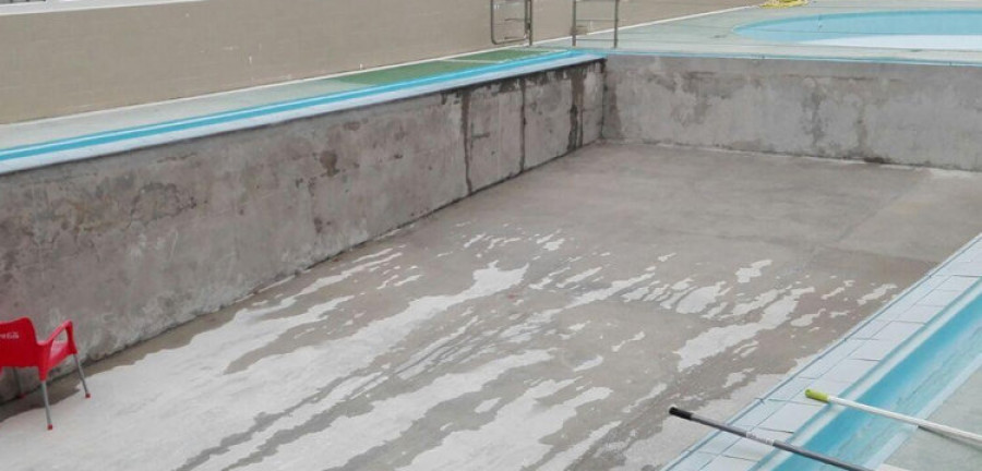 El cierre de la piscina de Cerdido se prolonga hasta finales de agosto debido a la demora de las obras