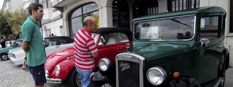 Las calles de Ares se llenaron con los coches y motos de otras épocas