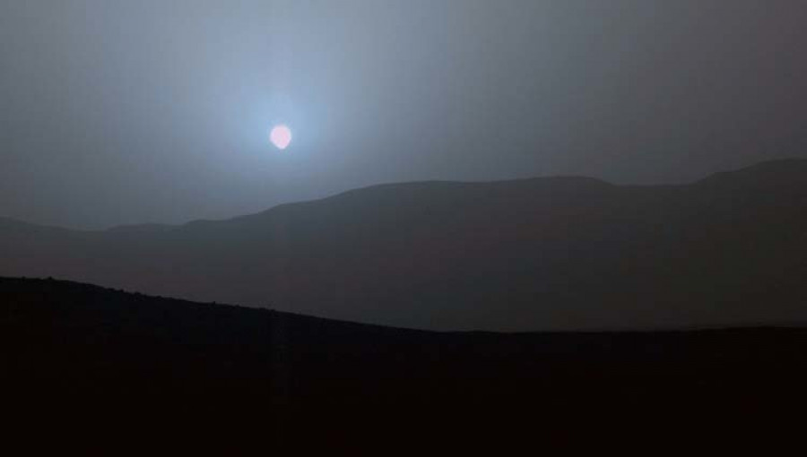 El rover Curiosity capta nubes en forma de onda de gravedad