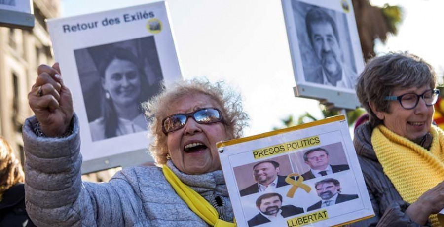 Miles de personas piden un acuerdo a los independentistas para formar Gobierno