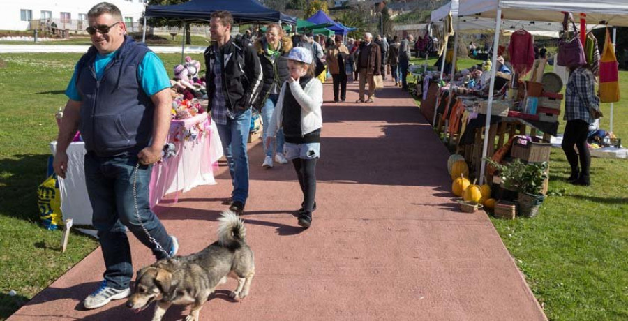 El mercado de San Sadurniño se retoma con fuerza favorecido por una jornada soleada