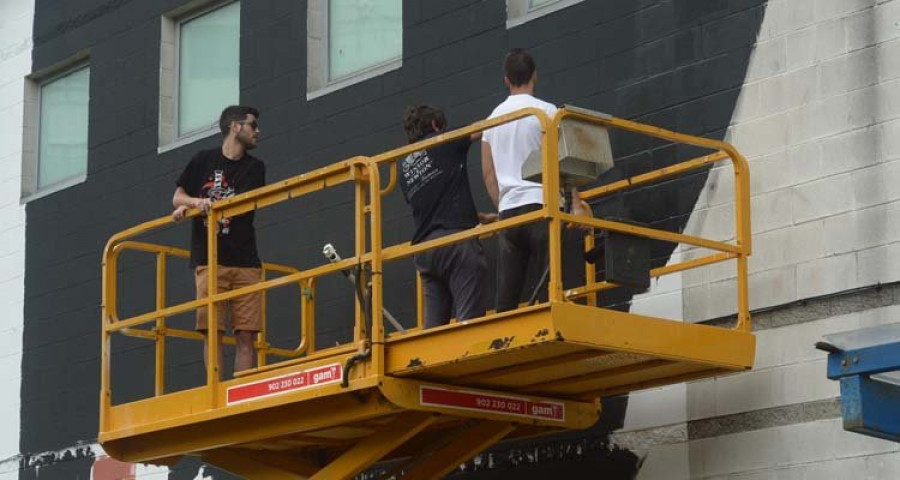 Comienza a cobrar forma el mural pintado en una pared del pabellón de Esteiro