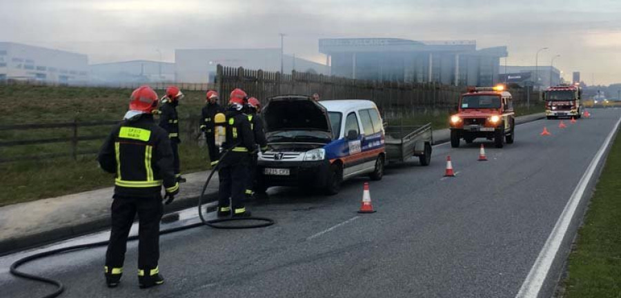 Un vehículo comercial se incendia en Río do Pozo