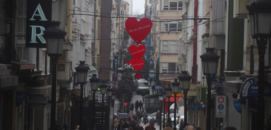 El comercio inunda  de corazones rojos  las calles de la ciudad por San Valentín