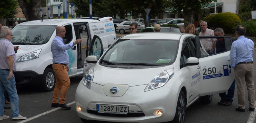 Éxito de participación en la “cata” de coches eléctricos  convocada en Cabanas
