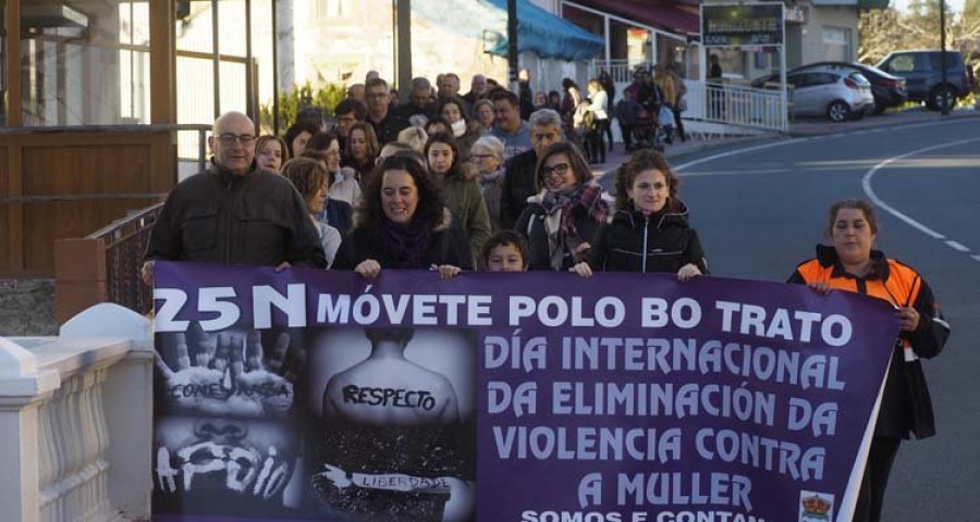 Cerca de un centenar de vecinos de Valdoviño marchan contra la violencia machista