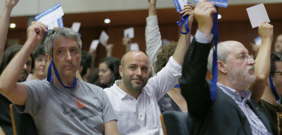 Luís Villares afianza su liderazgo en una asamblea que deja a En Marea fracturada