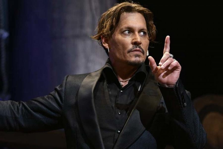 Johnny Depp gastó 7.000 dólares en un sillón de las Kardashian