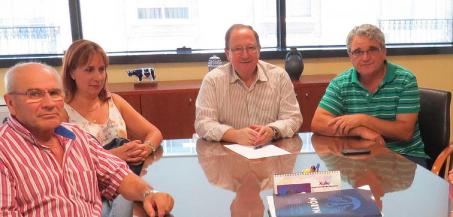 El alcalde recibe a la nueva directiva de la asociación A Pombiña