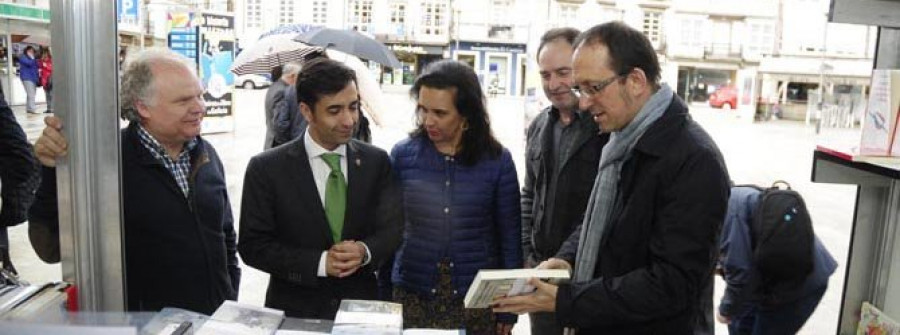 Xabier Docampo ensalza a Juan Farias en el arranque de la Feria del Libro