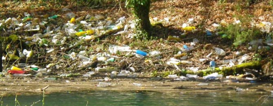 A CAPELA - Cientos de recipientes plásticos inundan el perímetro de gran parte del embalse del Eume