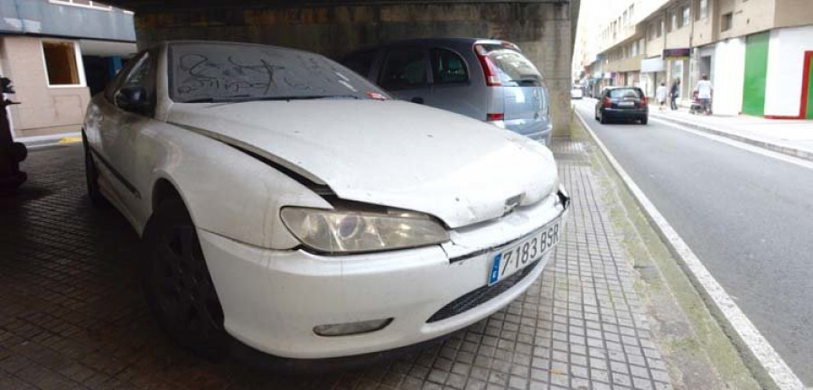 La Policía coruñesa registra al menos un vehículo abandonado en la calle cada día
