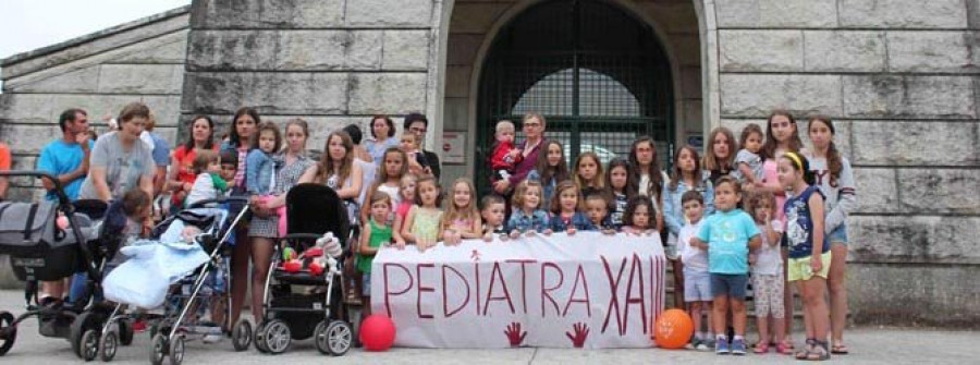 Protestas de pais e nenos para pedir a reposición do servizo de Pediatría