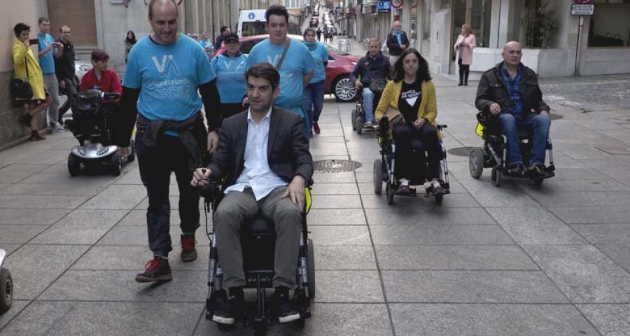 Reportaje | Un paseo en silla de ruedas para concienciar sobre la falta de accesibilidad