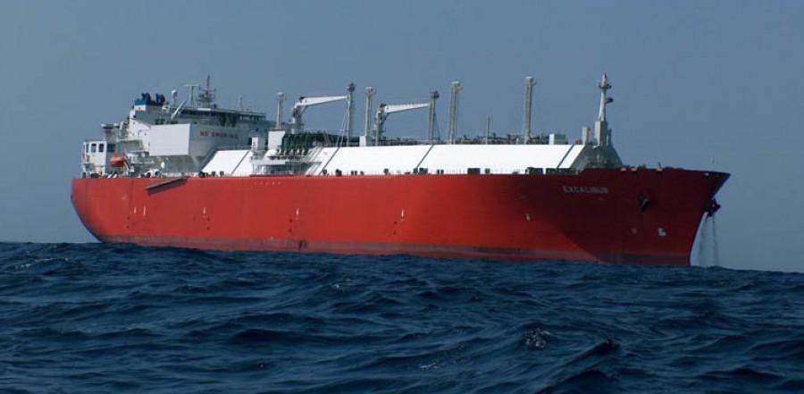 El gasero “Excalibur” espera en alta mar a que se levante la huelga para entrar en Navantia