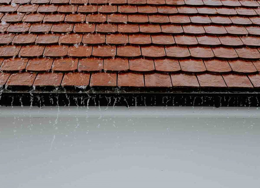 Por qué se producen y cómo solucionar las filtraciones a través del tejado