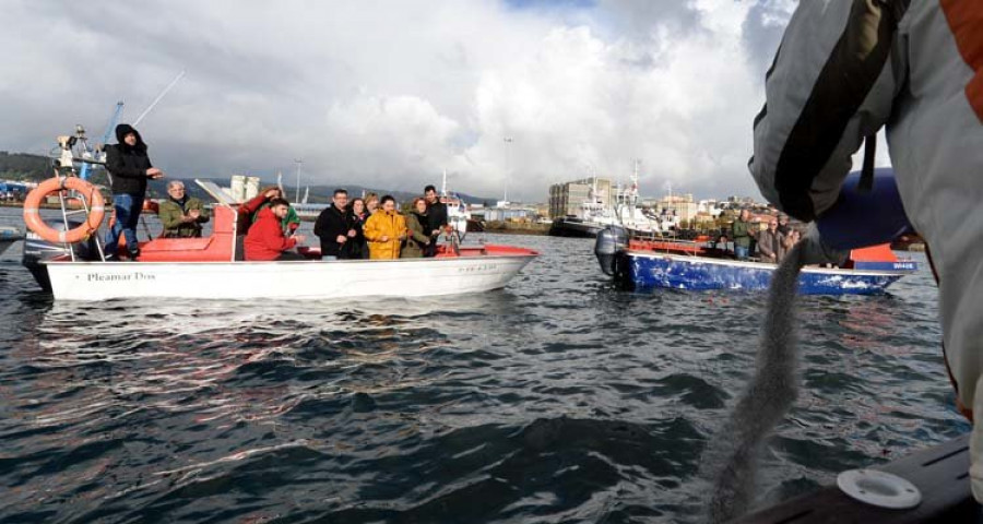 Entidades sociales y vecinales y la Cofradía de Pescadores despiden a Bastida en el mar