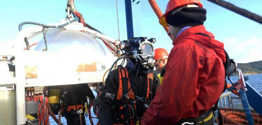 Caneliñas acoge un simulacro único de rescate subacuático