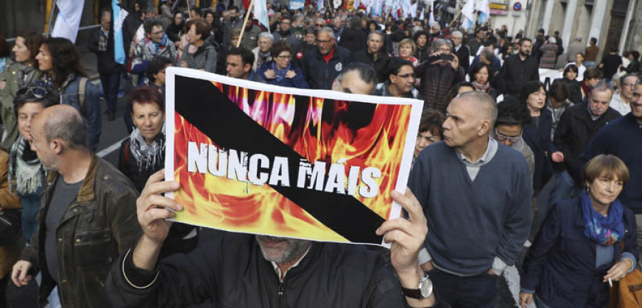 Miles de personas en Santiago gritan "Nunca Máis" tras la ola de incendios