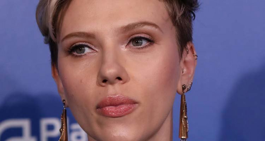 Scarlett Johansson flirtea 
con el humorista Colin Jost