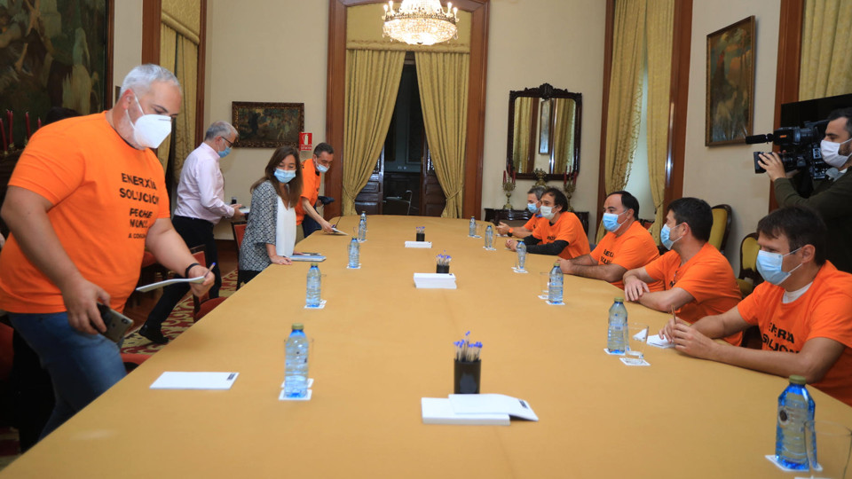 Los trabajadores de Alu Ibérica logran una reunión con Industria tras encerrarse en  el palacio municipal