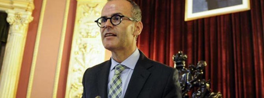 El alcalde de Ourense considera “que es perfectamente compatible” desempeñar dos cargos políticos