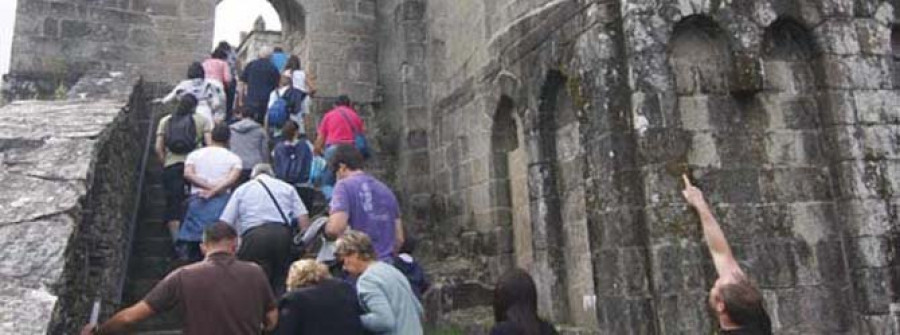 La Diputación cede la gestión cultural del monasterio de Caaveiro al Concello