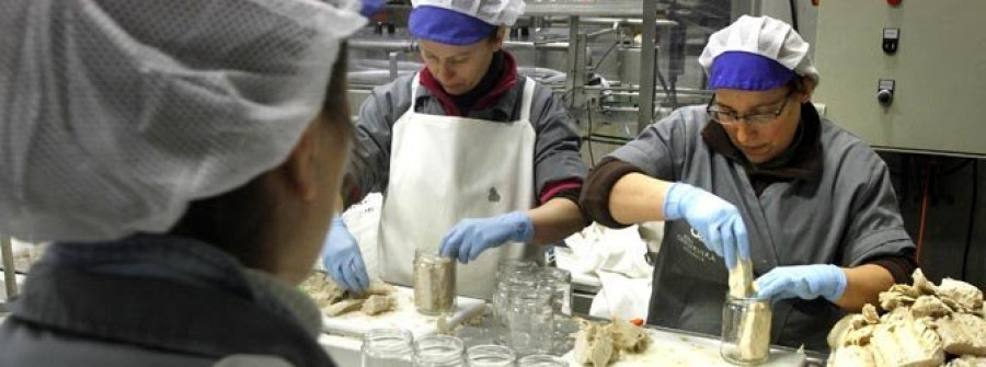 La patronal conservera compara pagar con latas al seguro médico o al bonobús