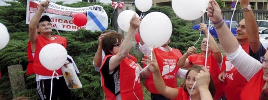 Globos y flores  de los enfermos  de hepatitis C en el monumento al hígado