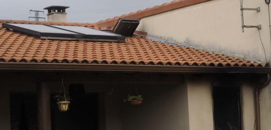 Un rayo alcanza el tejado de una casa en Cabanas y calcina dos dependencias