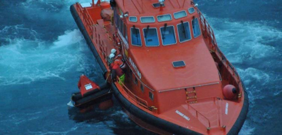 Rescatan a dos marineros  cerca de Estaca de Bares