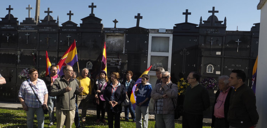 NARÓN.- Narón recuerda a las víctimas del franquismo con ofrendas florales