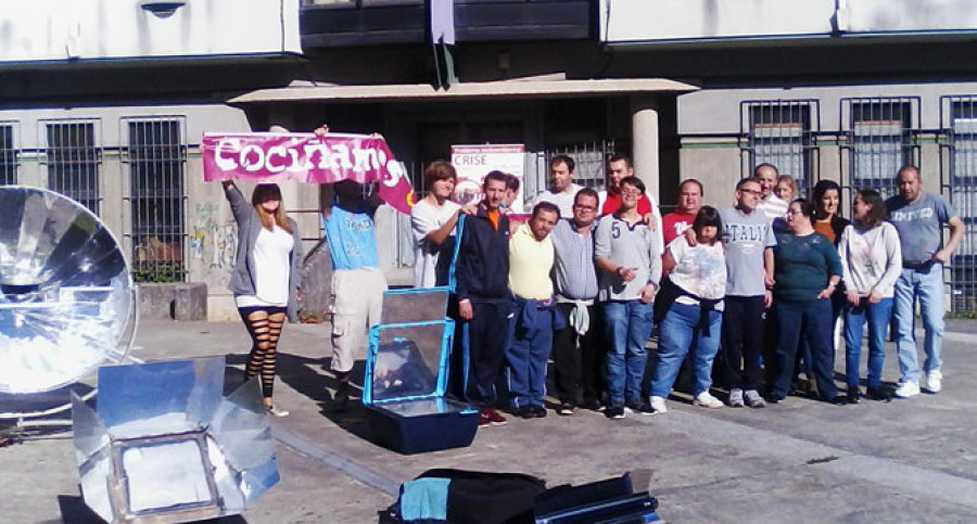 Alumnos de Aspaneps celebran el magosto en Fene asando castañas y chorizos con energía solar