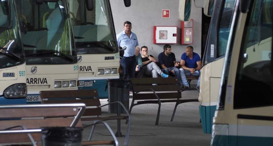Los paros en el transporte interurbano dejan la estación de buses de Ferrol sin actividad