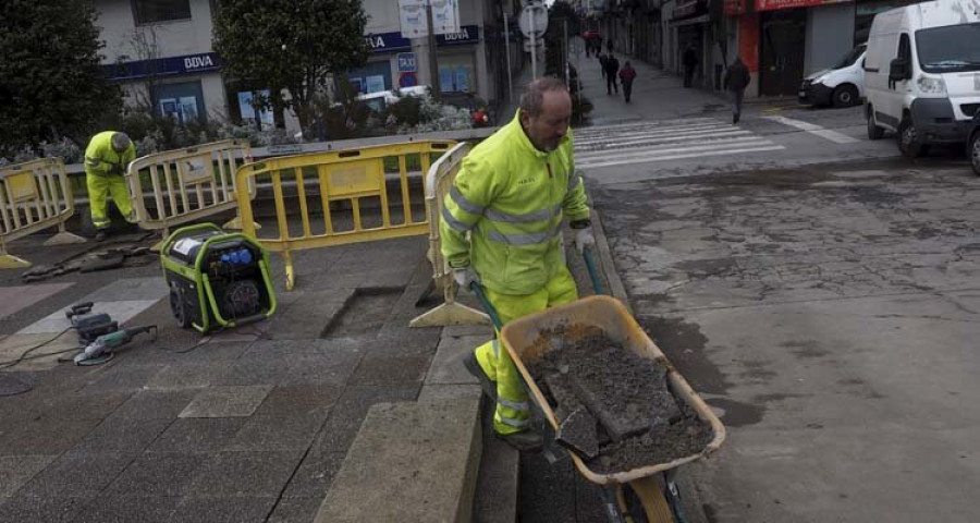 Los baches empiezan a desaparecer después de ocho meses sin empresa encargada 
de sus reparaciones