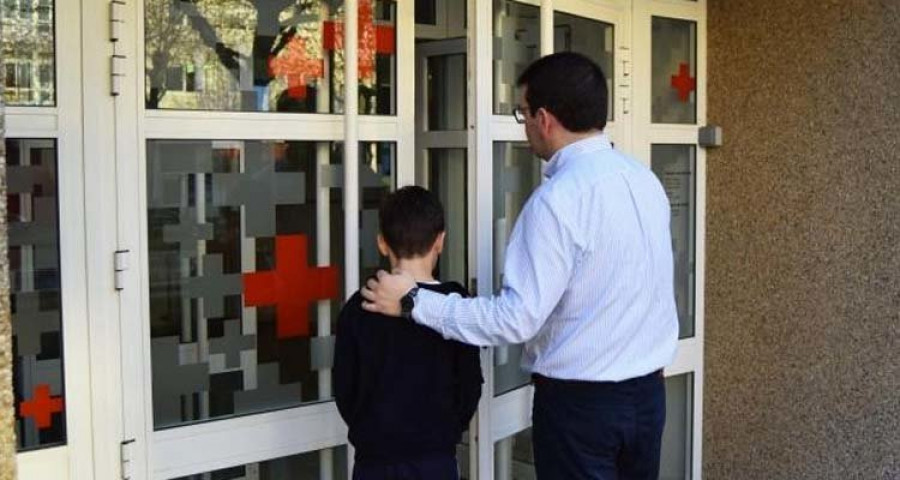 Un total de 14 familias forman parte del programa de acogimiento de Cruz Roja