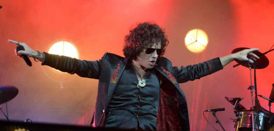 Un increíble Bunbury abarrota la plaza de España y encandila a sus cientos de fans