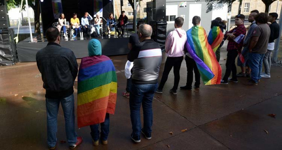 La Praza Vella sirvió ayer de escenario para la reivindicación de la diversidad sexual por el Día del Orgullo Gay