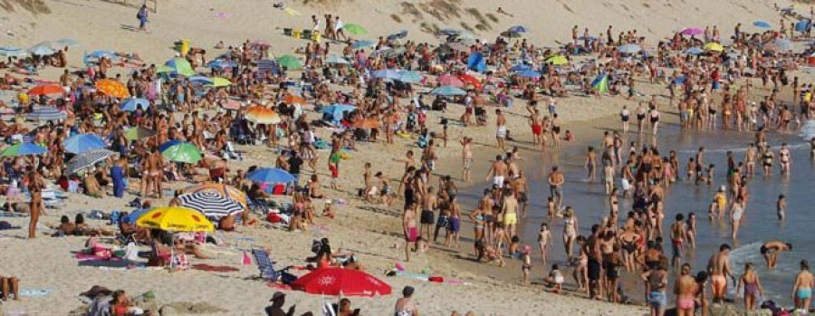 Rescatan a dos jóvenes en la playa de Doniños el primer día sin socorristas