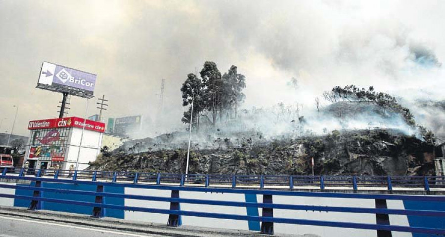 Un incendio forestal en A Coruña corta la Tercera Ronda y cubre de humo la ciudad