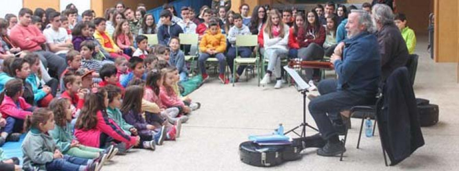 El CPI Virxe da Cela recuerda a Manuel María con la música de Mini e Mero