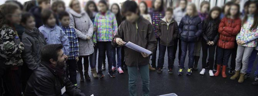 Los niños dejan constancia del Ferrol actual en una cápsula del tiempo